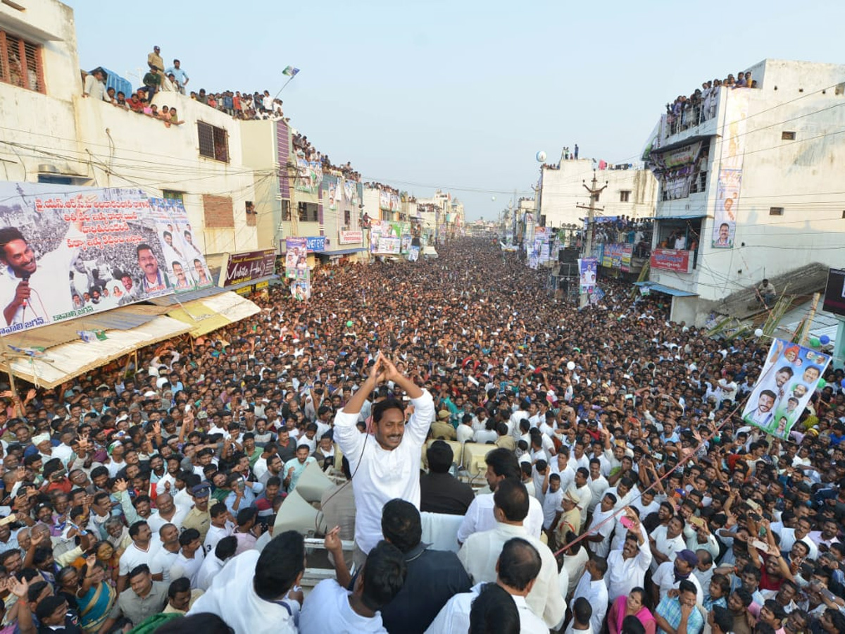 YS Jagan PrajaSankalpaYatra public meeting tekkali photo gallery - Sakshi5