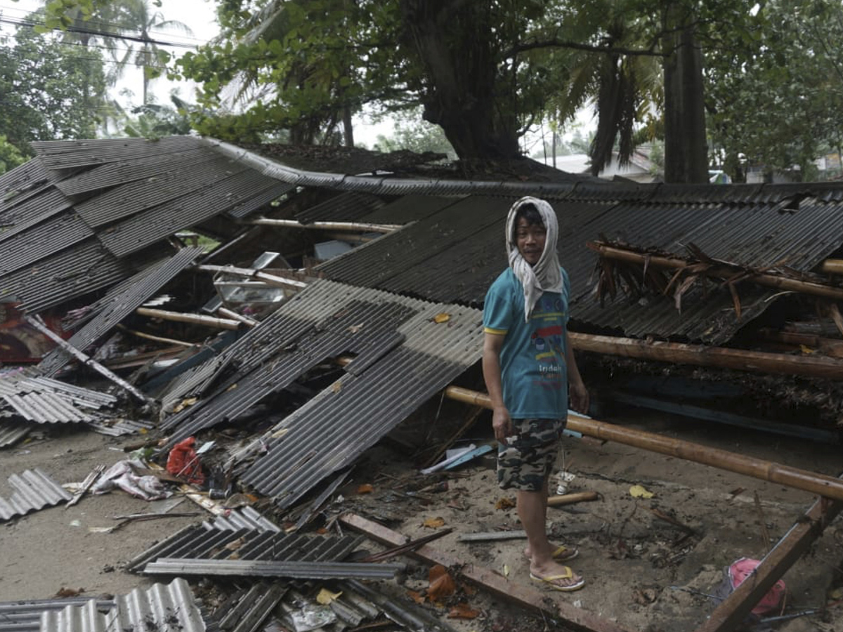 tsunami hits beaches in Indonesia Photo Gallery - Sakshi12