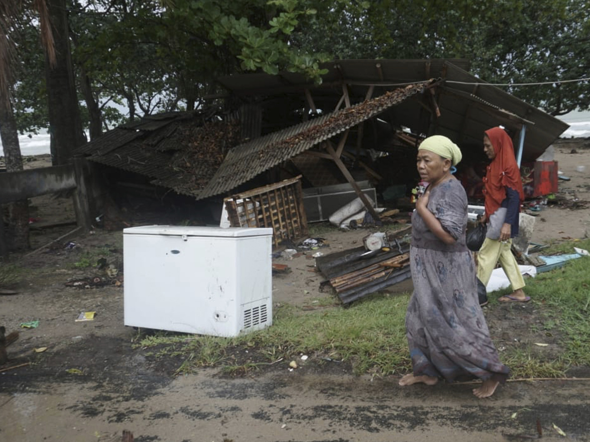 tsunami hits beaches in Indonesia Photo Gallery - Sakshi14