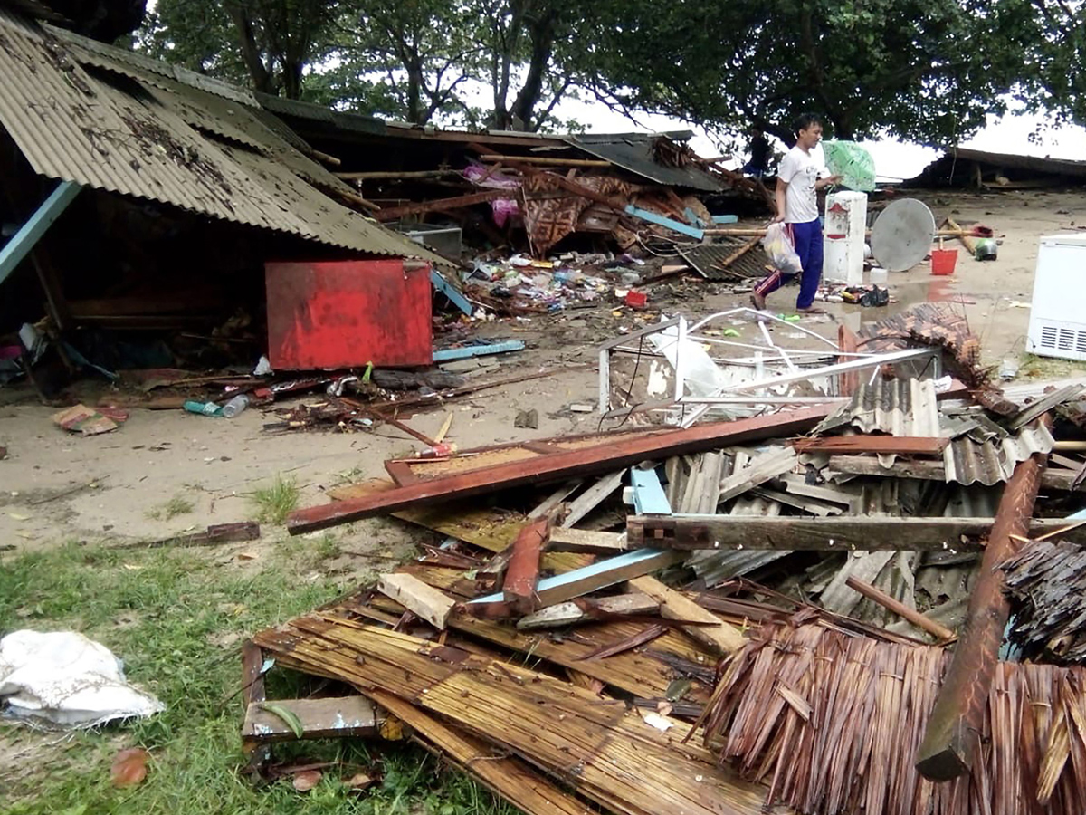 tsunami hits beaches in Indonesia Photo Gallery - Sakshi10