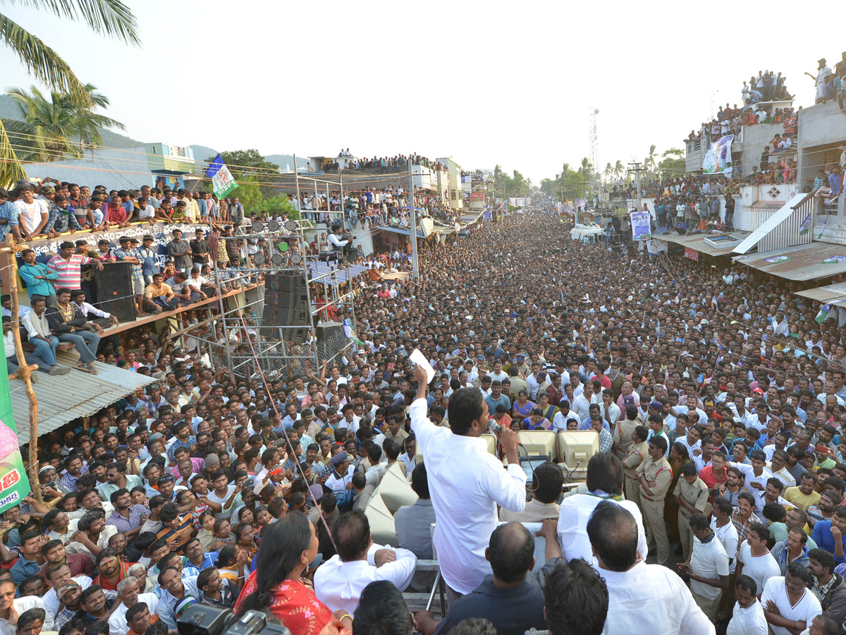 YS Jagan PrajaSankalpaYatra public meeting tekkali photo gallery - Sakshi1