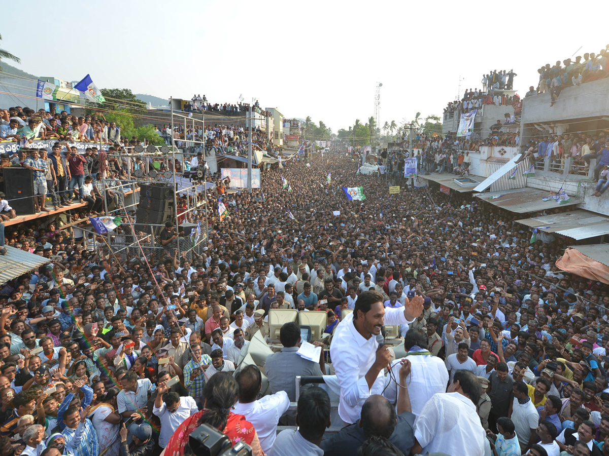 YS Jagan PrajaSankalpaYatra public meeting tekkali photo gallery - Sakshi10