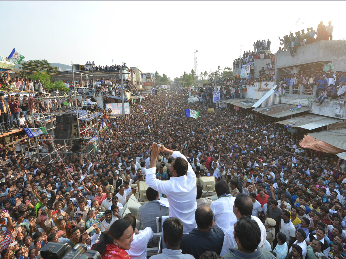 YS Jagan PrajaSankalpaYatra public meeting tekkali photo gallery - Sakshi11