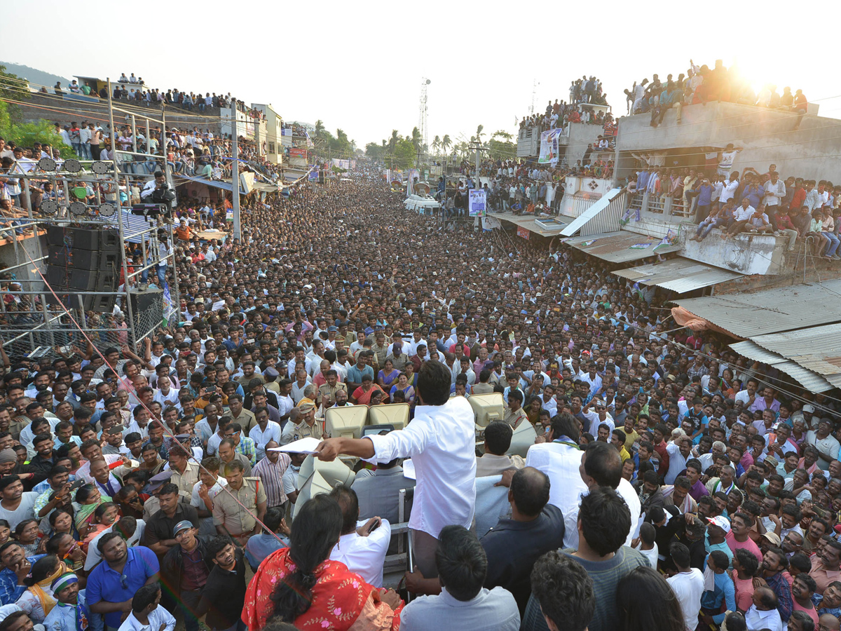 YS Jagan PrajaSankalpaYatra public meeting tekkali photo gallery - Sakshi2