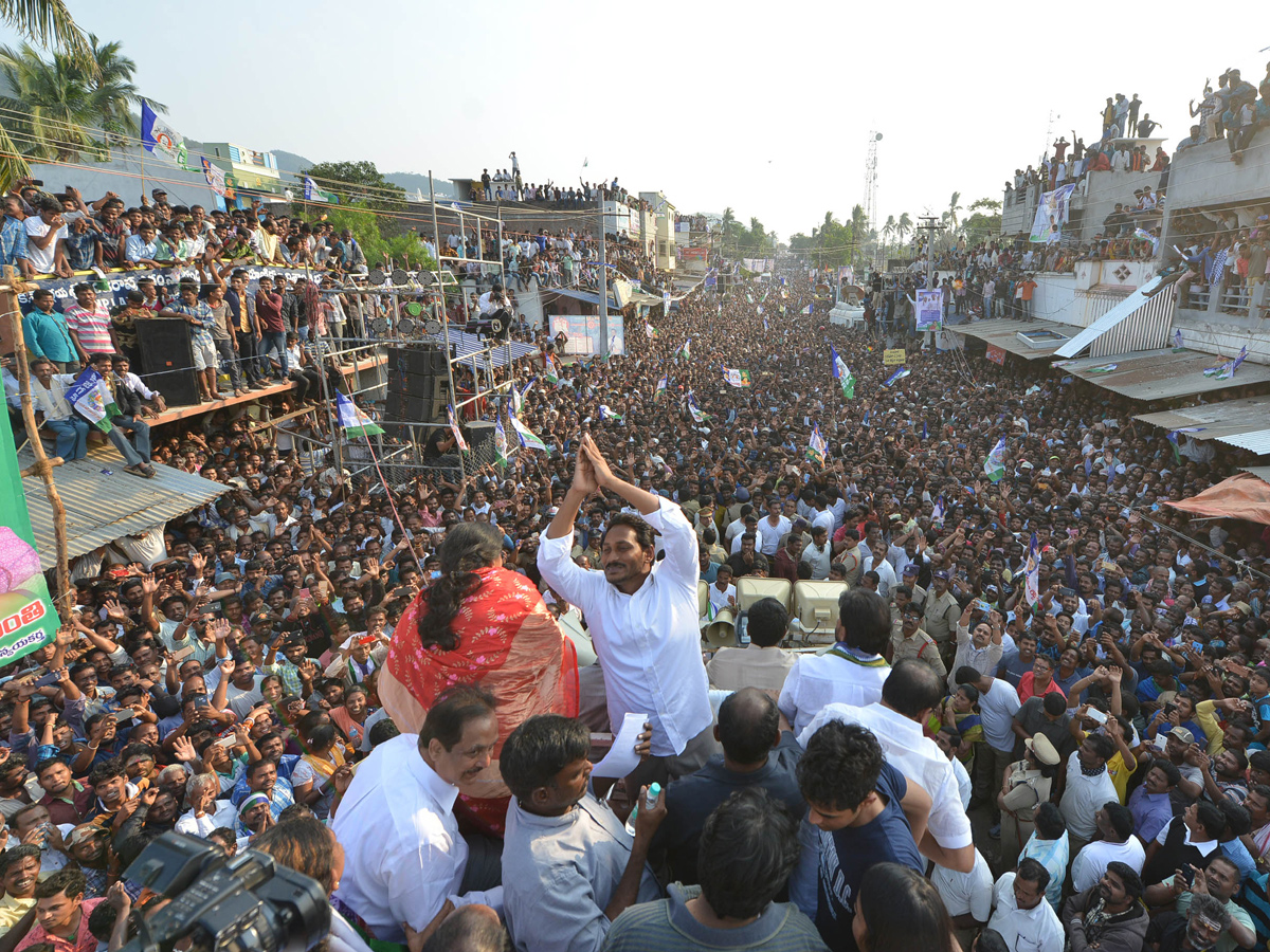 YS Jagan PrajaSankalpaYatra public meeting tekkali photo gallery - Sakshi12