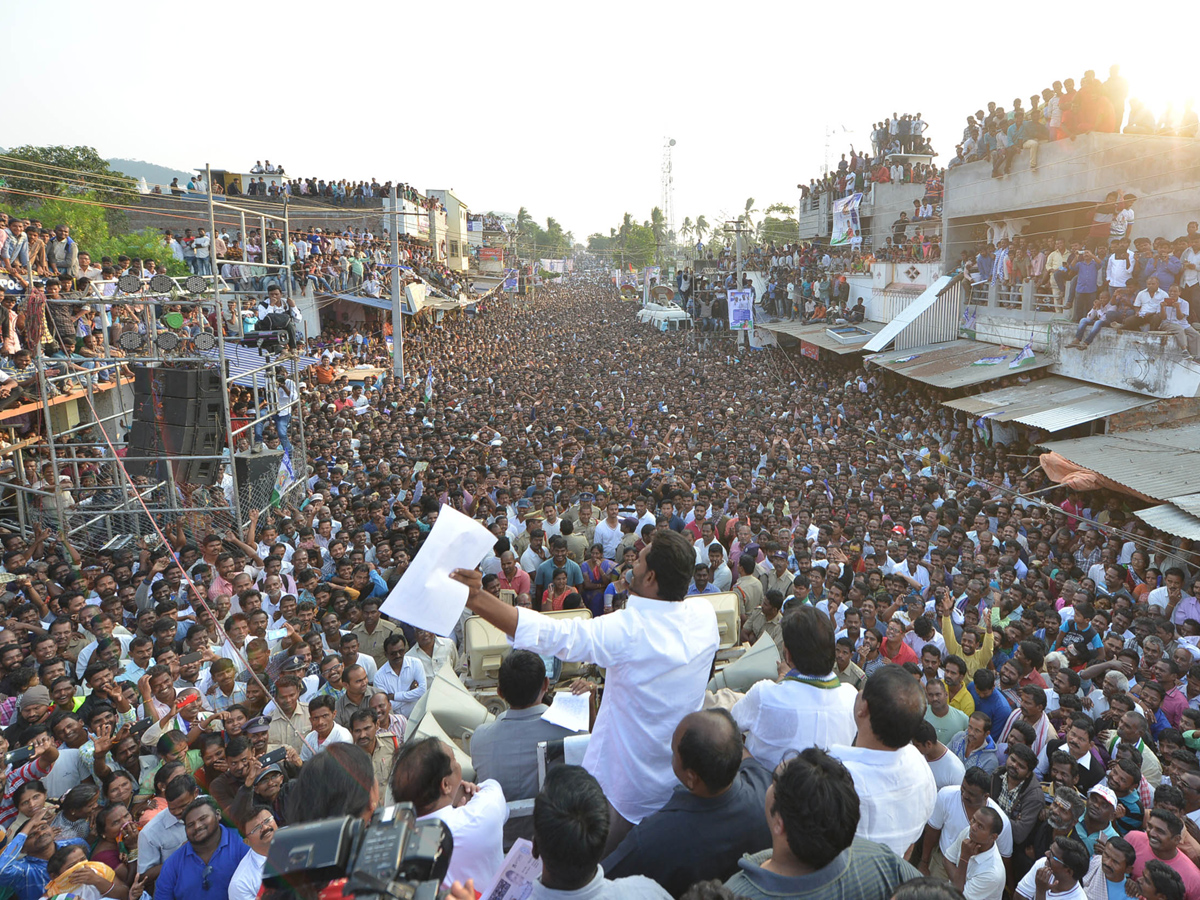 YS Jagan PrajaSankalpaYatra public meeting tekkali photo gallery - Sakshi3