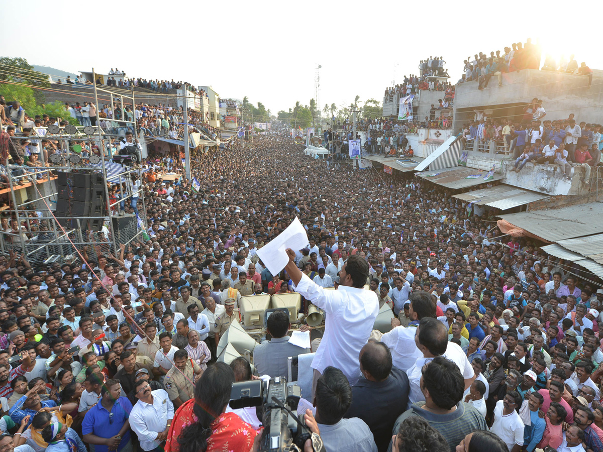 YS Jagan PrajaSankalpaYatra public meeting tekkali photo gallery - Sakshi4