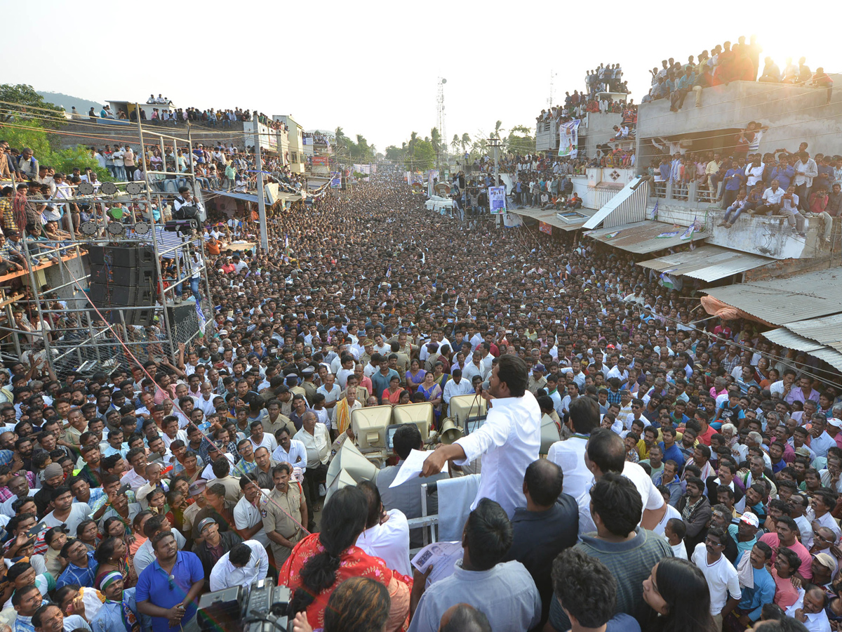 YS Jagan PrajaSankalpaYatra public meeting tekkali photo gallery - Sakshi5