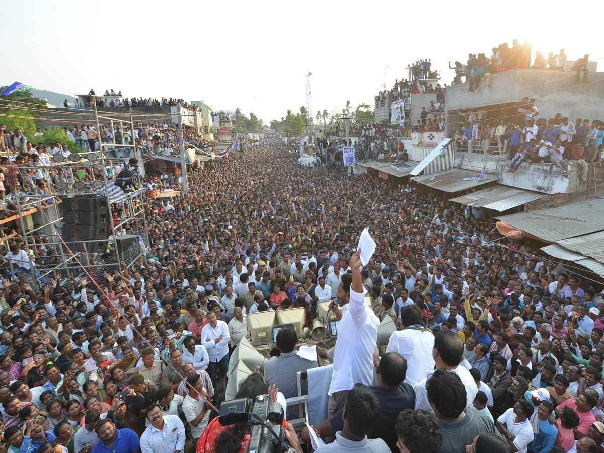 YS Jagan PrajaSankalpaYatra public meeting tekkali photo gallery - Sakshi7