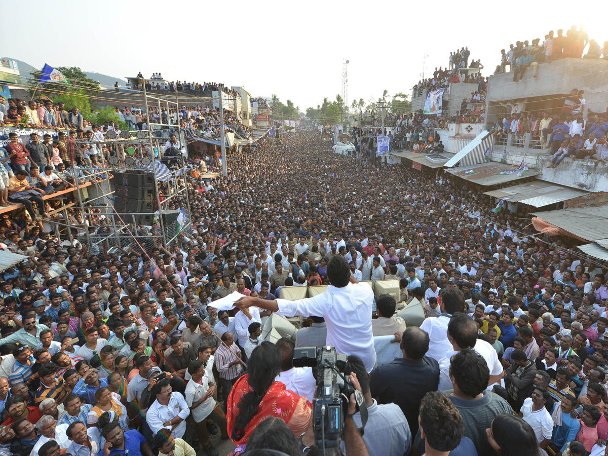 YS Jagan PrajaSankalpaYatra public meeting tekkali photo gallery - Sakshi8