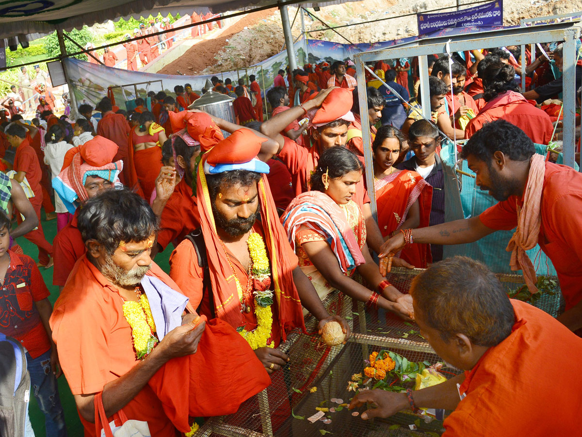 Heavy Rush Kanakadurga Temple in Vijayawada - Sakshi10