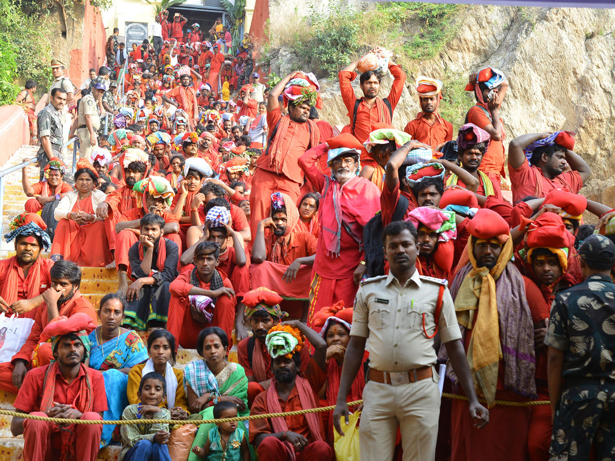 Heavy Rush Kanakadurga Temple in Vijayawada - Sakshi13