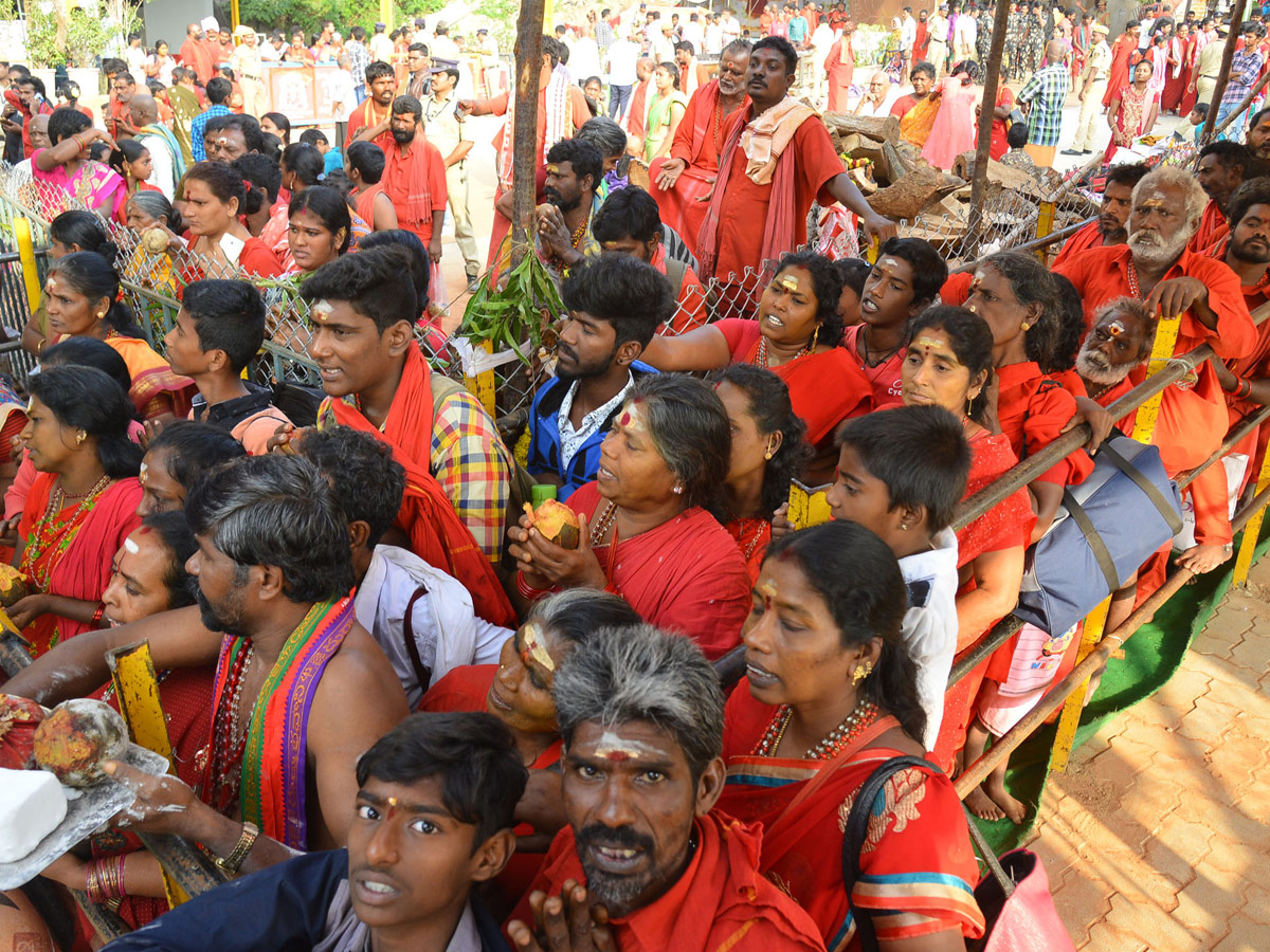 Heavy Rush Kanakadurga Temple in Vijayawada - Sakshi14