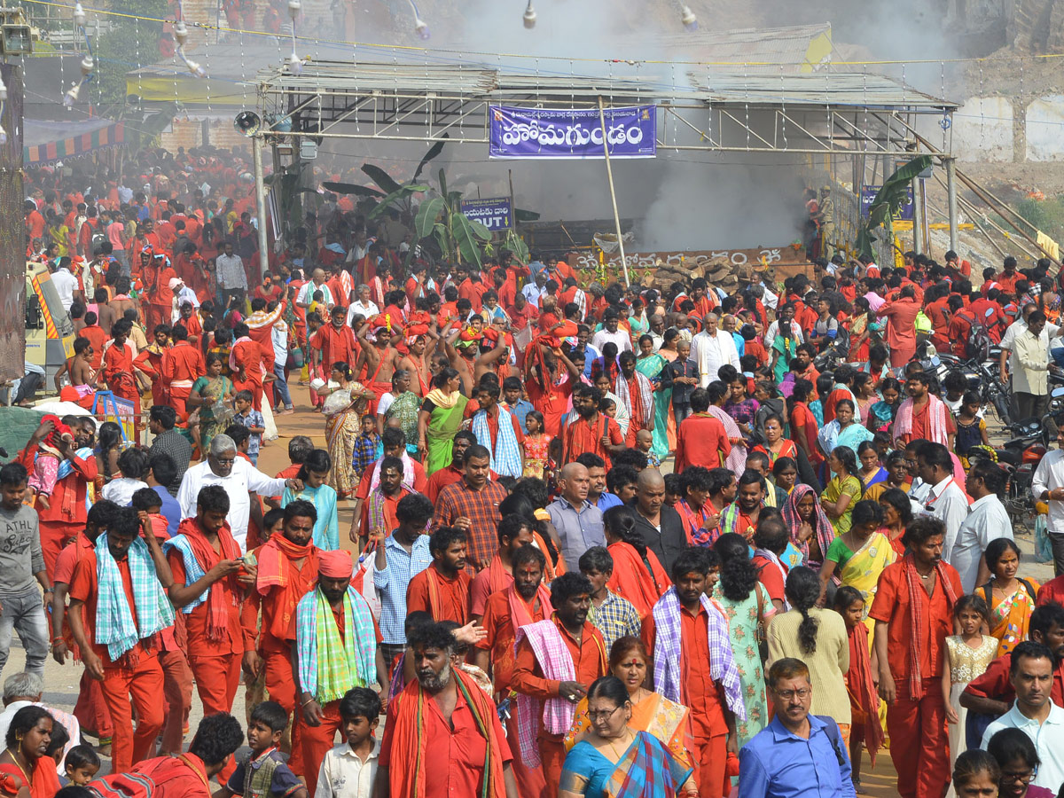 Heavy Rush Kanakadurga Temple in Vijayawada - Sakshi16