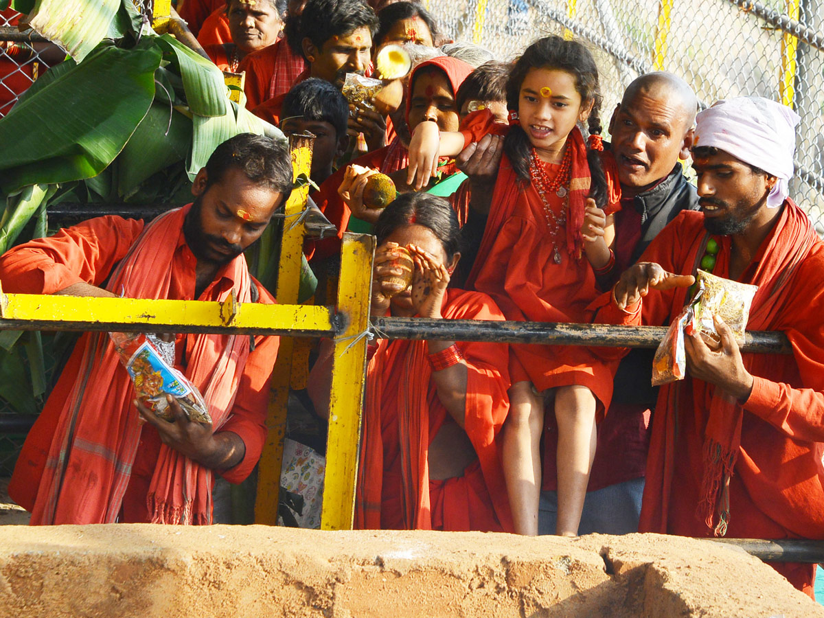 Heavy Rush Kanakadurga Temple in Vijayawada - Sakshi17