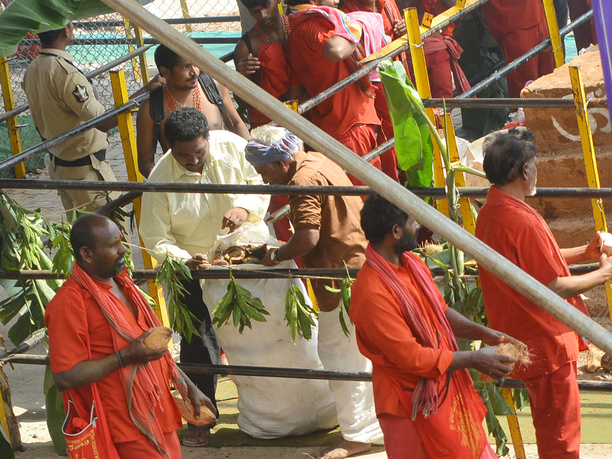 Heavy Rush Kanakadurga Temple in Vijayawada - Sakshi18