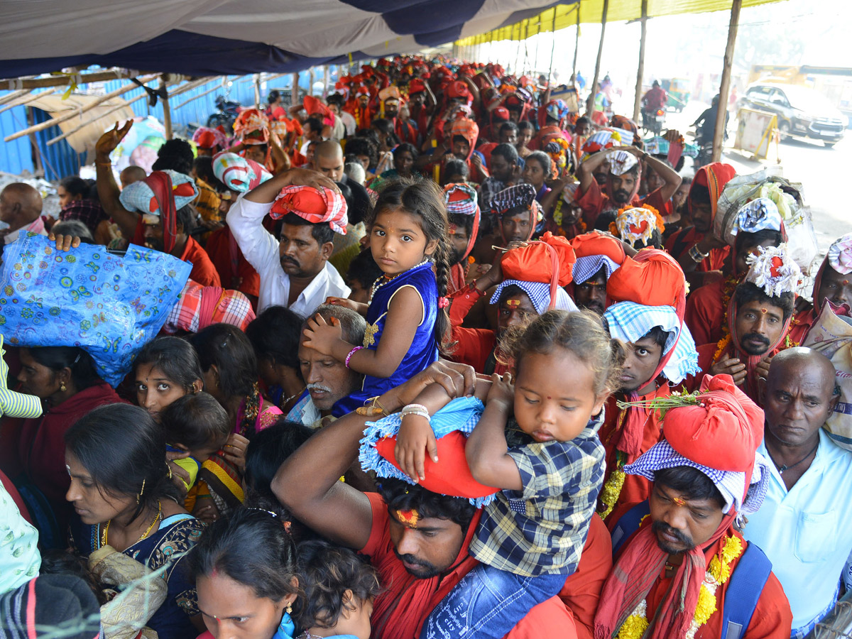 Heavy Rush Kanakadurga Temple in Vijayawada - Sakshi2