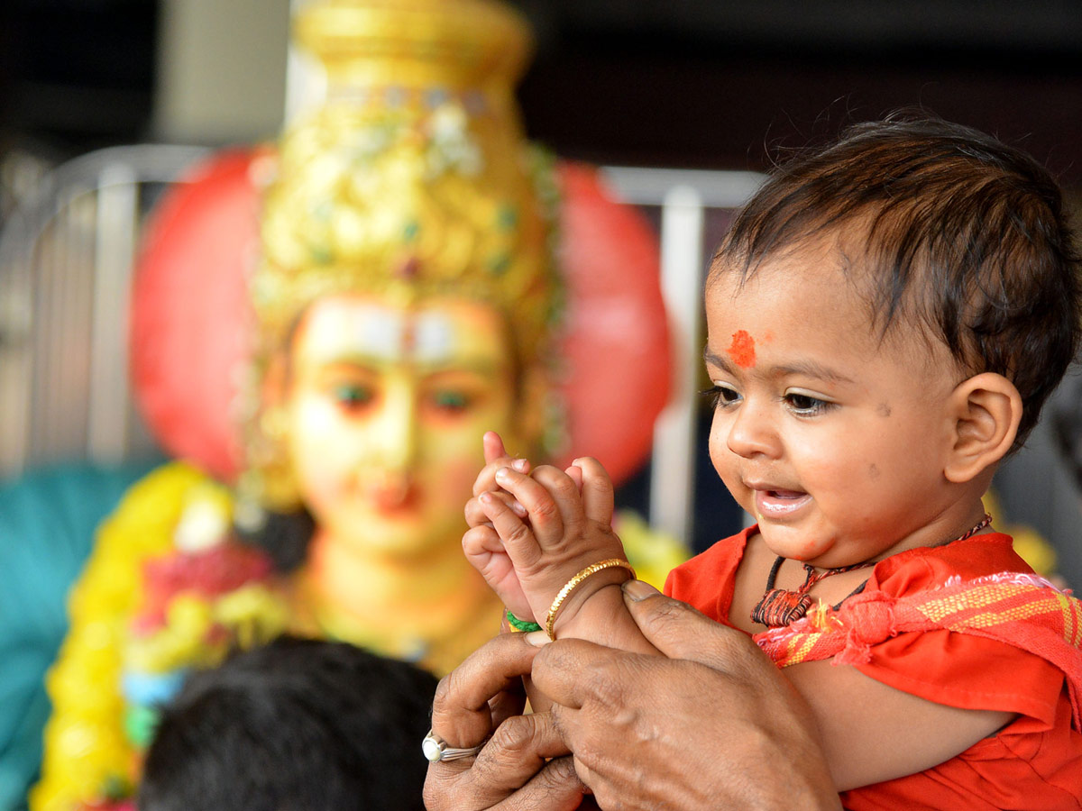 Heavy Rush Kanakadurga Temple in Vijayawada - Sakshi3