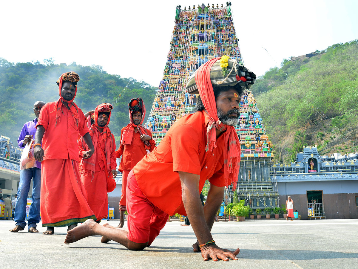 Heavy Rush Kanakadurga Temple in Vijayawada - Sakshi4