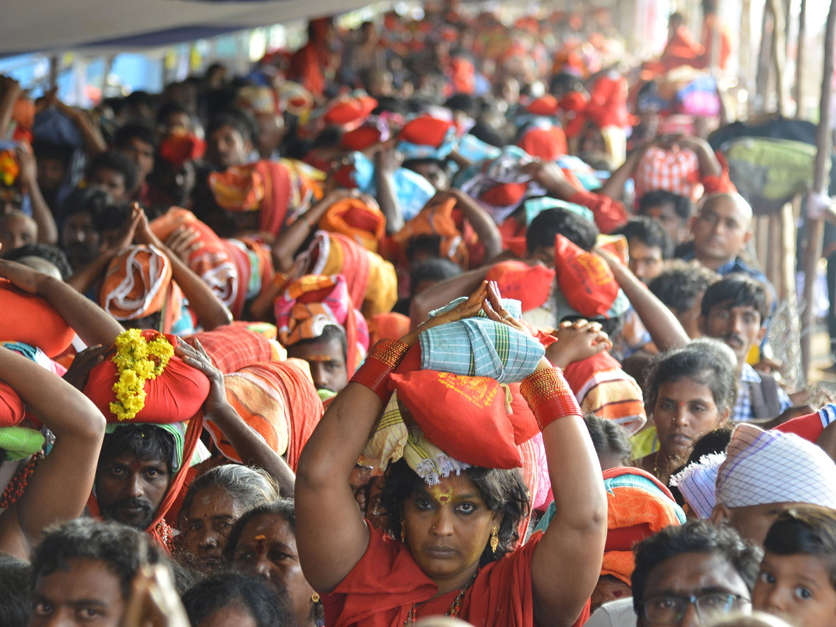 Heavy Rush Kanakadurga Temple in Vijayawada - Sakshi5