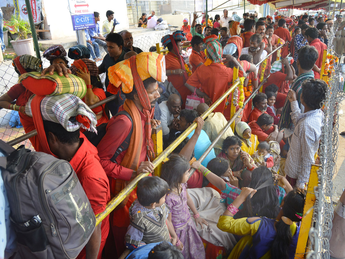 Heavy Rush Kanakadurga Temple in Vijayawada - Sakshi6