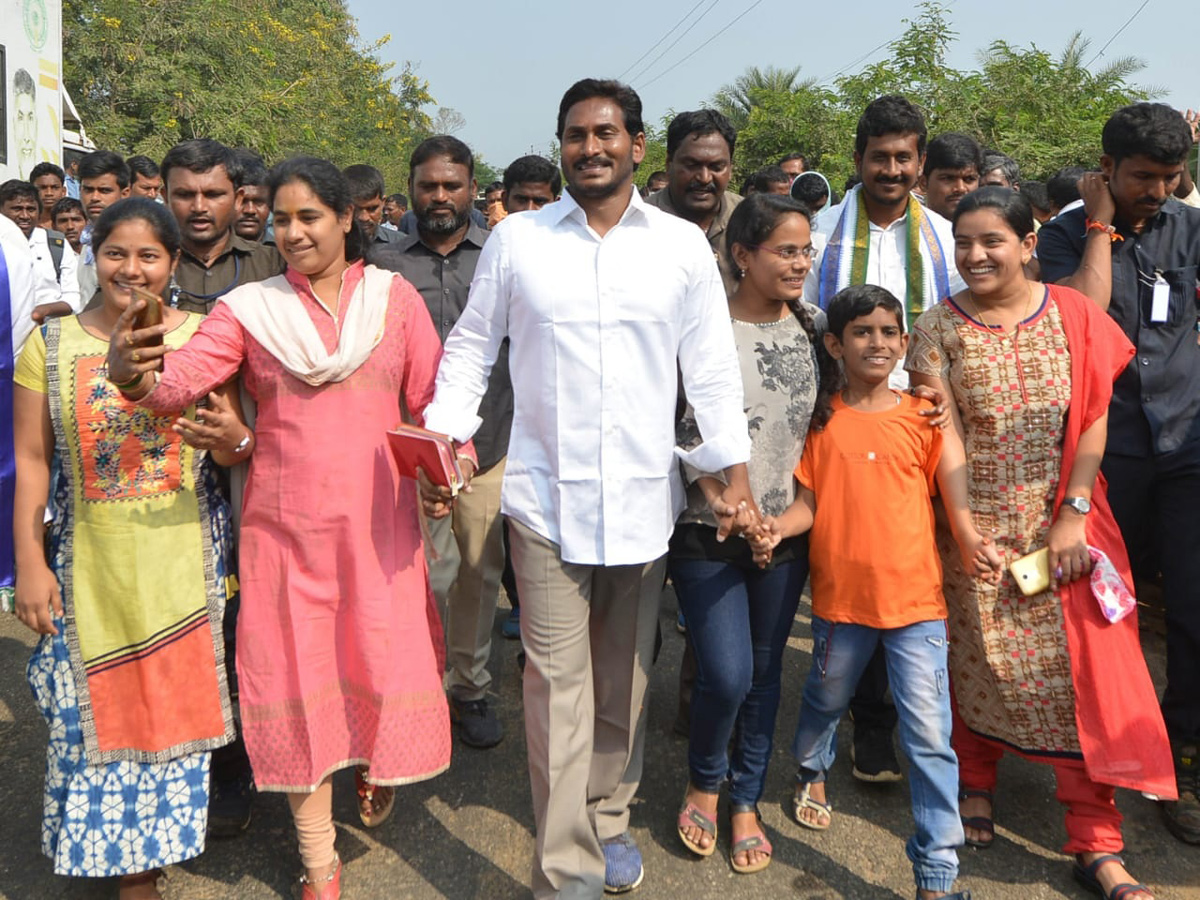 YS jagan padayatra at Srikakulam Photo Gallery - Sakshi31