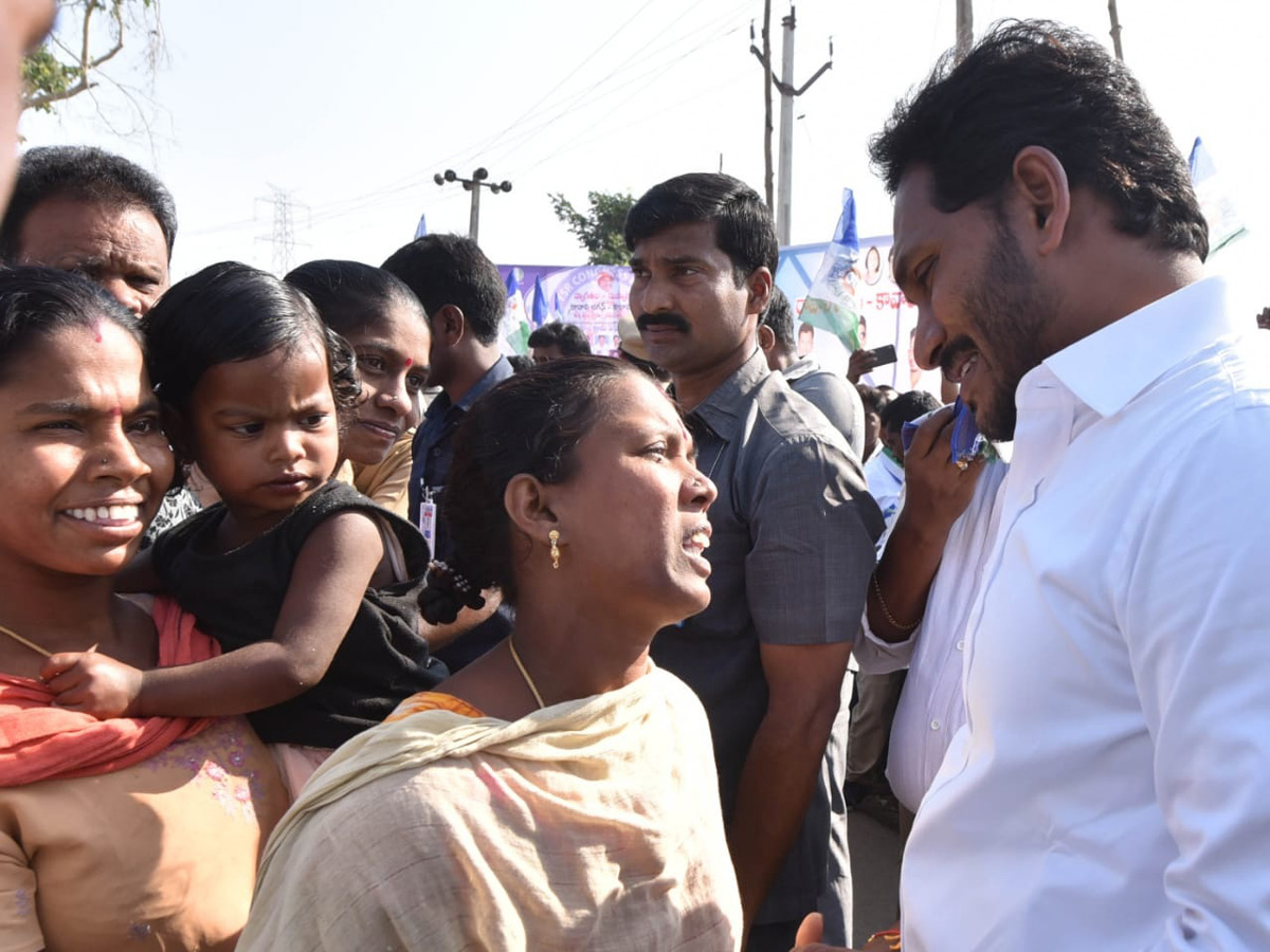 YS jagan padayatra at Srikakulam photo gallery - Sakshi4