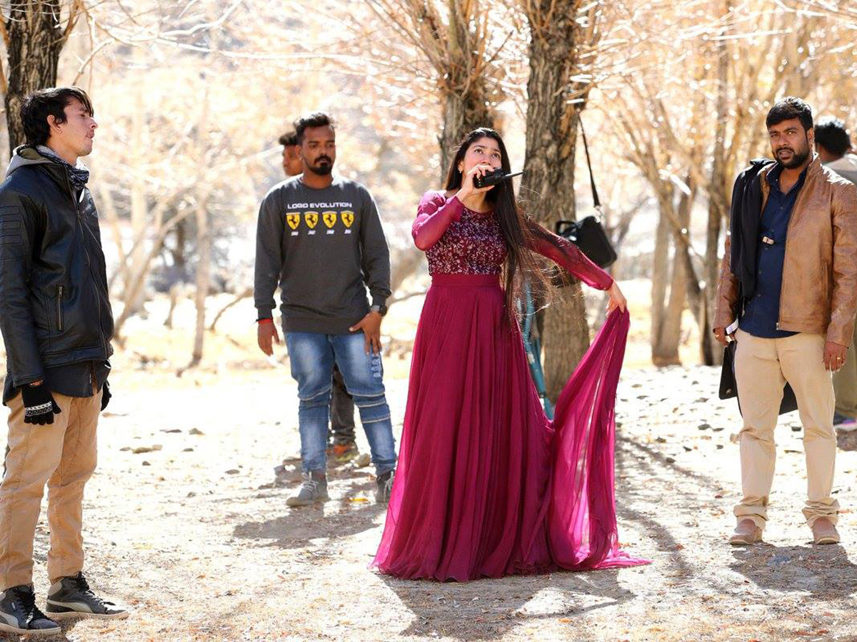 Padi Padi Leche Manasu Movie Working Stills - Sakshi6