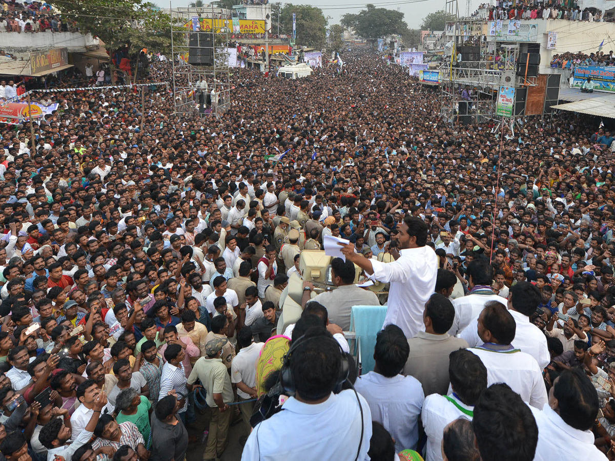 YS Jagan PrajaSankalpaYatra Public Meeting in Chilakapalem Photo Gallery - Sakshi1