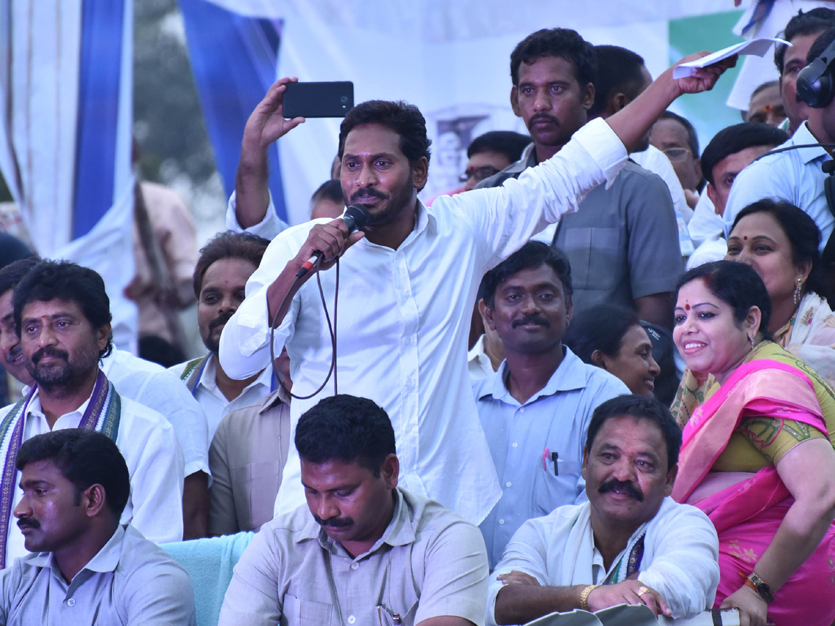 YS Jagan PrajaSankalpaYatra Public Meeting in Chilakapalem Photo Gallery - Sakshi10