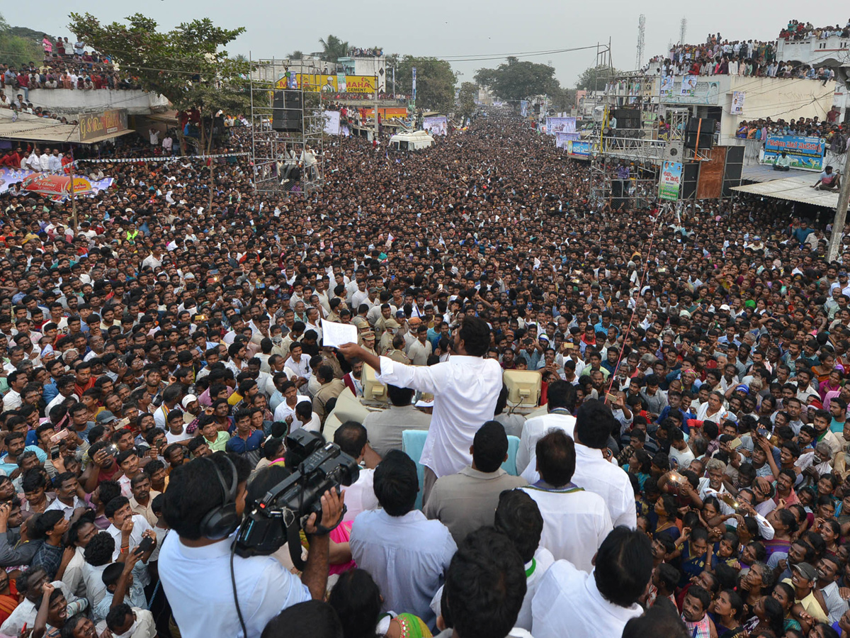 YS Jagan PrajaSankalpaYatra Public Meeting in Chilakapalem Photo Gallery - Sakshi13