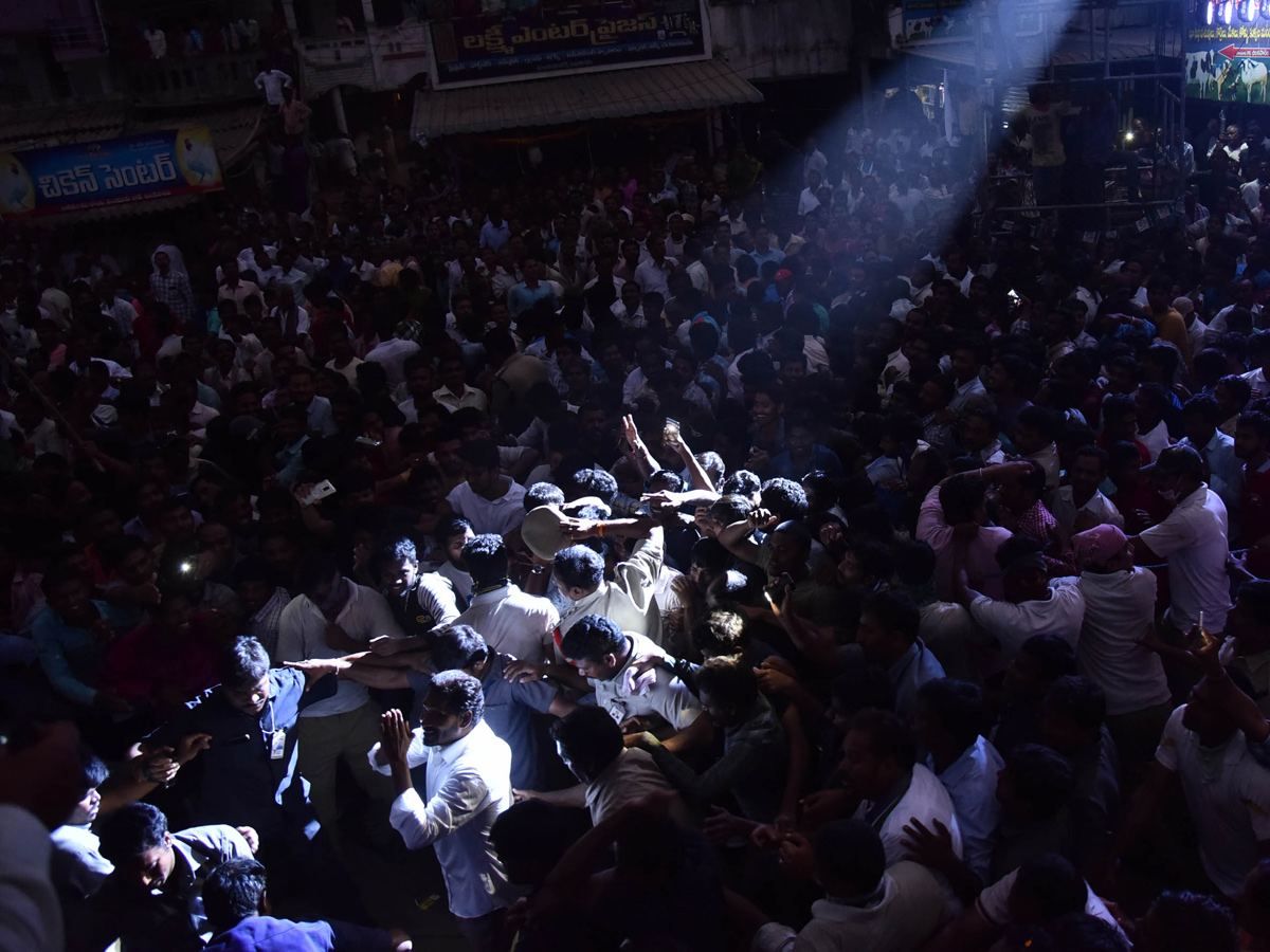 YS Jagan PrajaSankalpaYatra Public Meeting in Chilakapalem Photo Gallery - Sakshi14