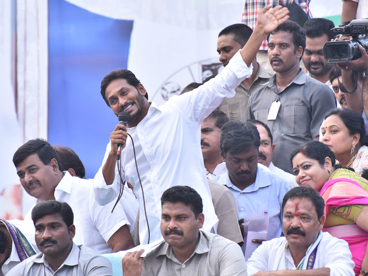 YS Jagan PrajaSankalpaYatra Public Meeting in Chilakapalem Photo Gallery - Sakshi3