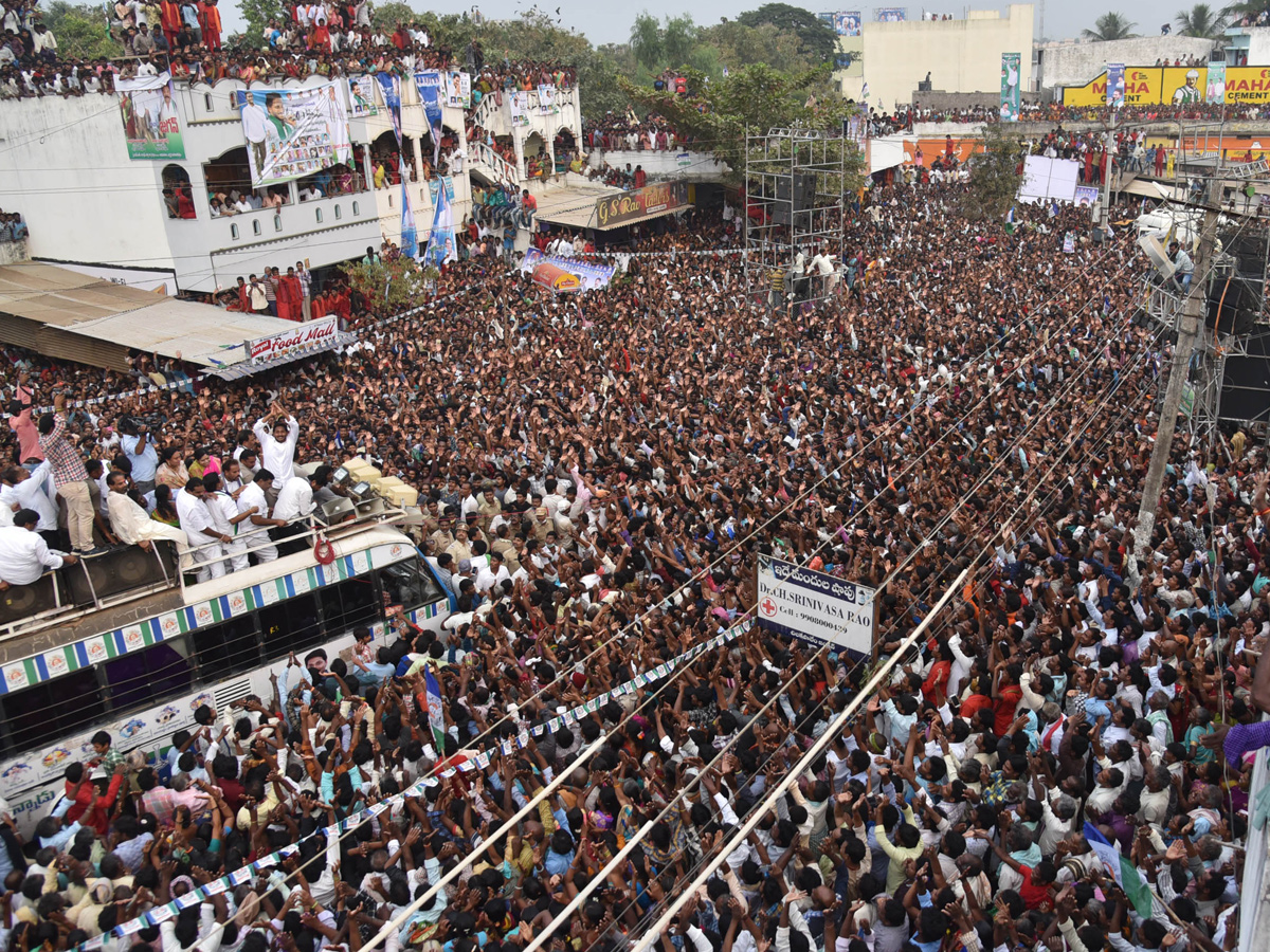 YS Jagan PrajaSankalpaYatra Public Meeting in Chilakapalem Photo Gallery - Sakshi4