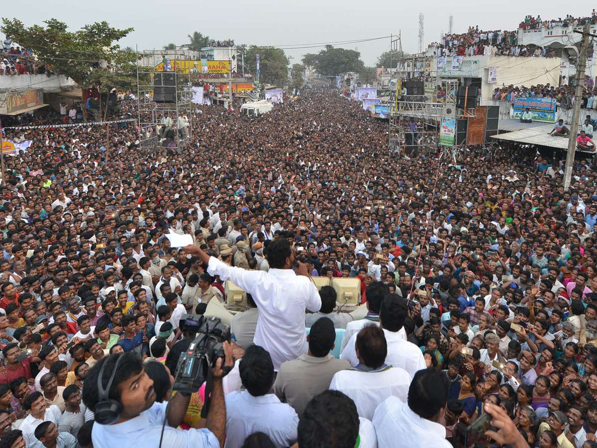 YS Jagan PrajaSankalpaYatra Public Meeting in Chilakapalem Photo Gallery - Sakshi5