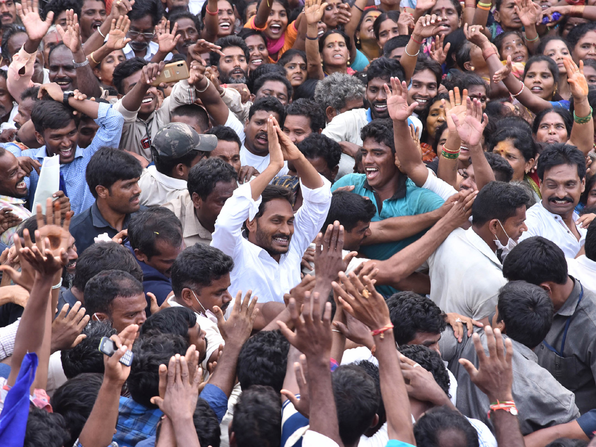 YS Jagan PrajaSankalpaYatra Public Meeting in Chilakapalem Photo Gallery - Sakshi7