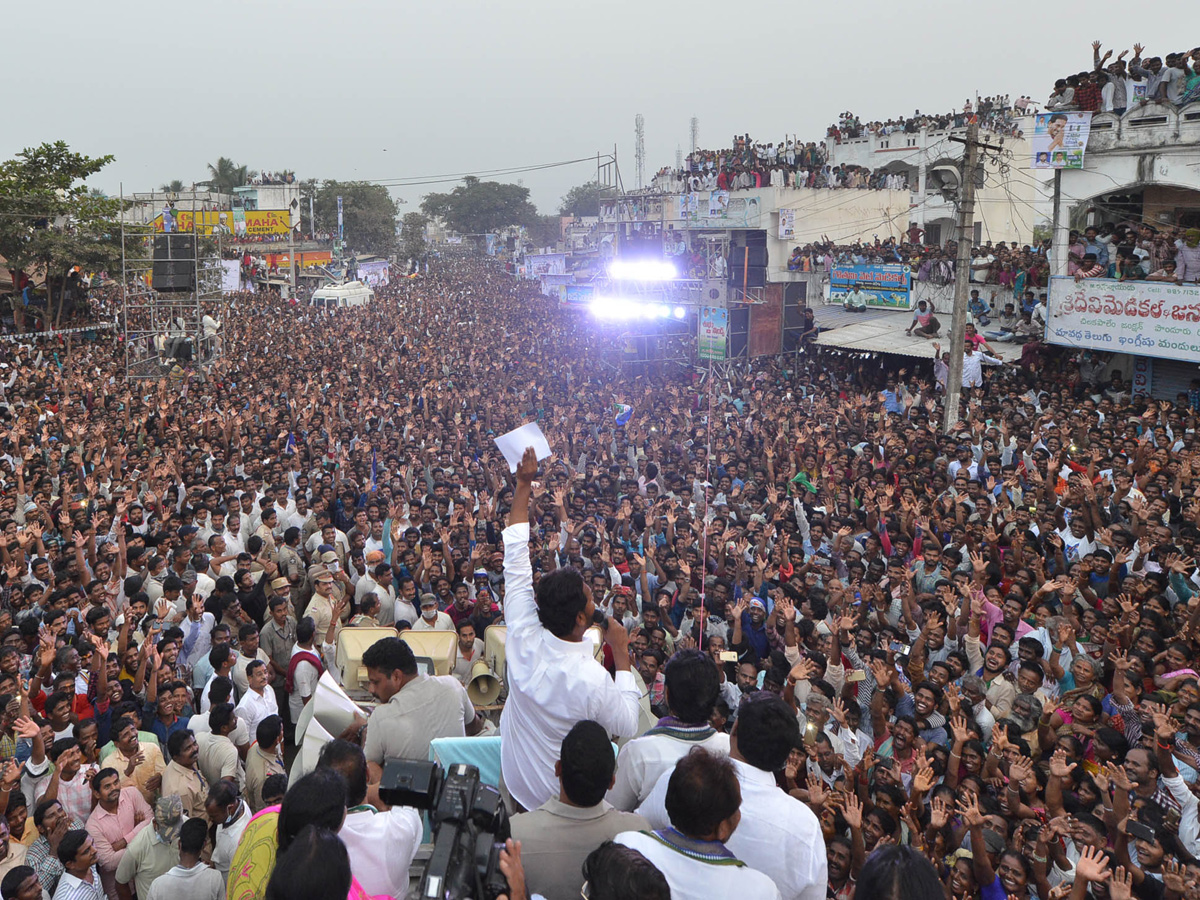 YS Jagan PrajaSankalpaYatra Public Meeting in Chilakapalem Photo Gallery - Sakshi8