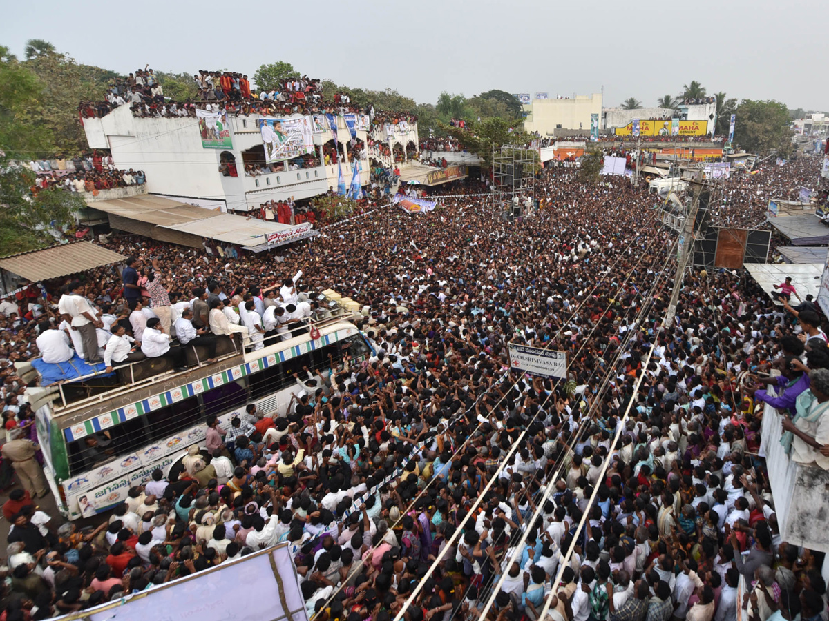 YS Jagan PrajaSankalpaYatra Public Meeting in Chilakapalem Photo Gallery - Sakshi9