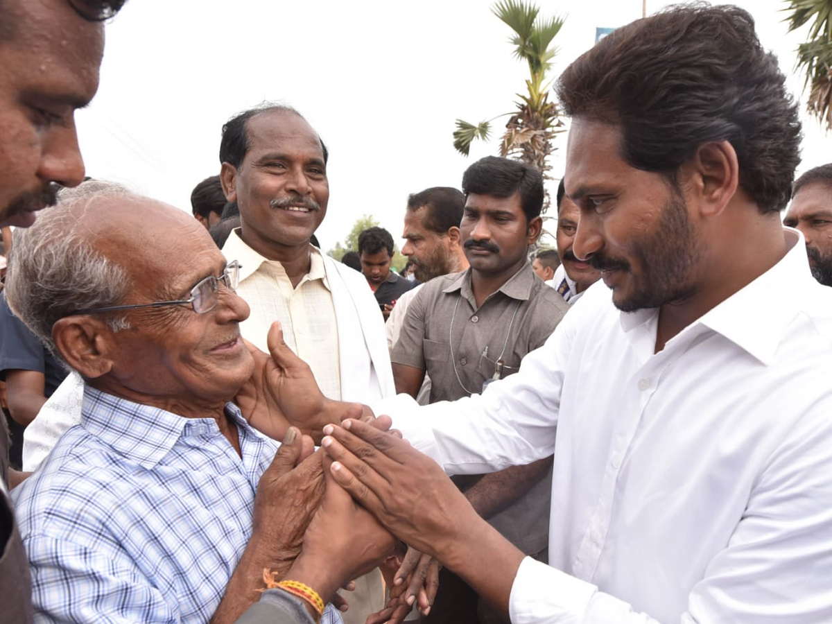 YS Jagan PrajaSankalpaYatra Day 315th Photo Gallery - Sakshi16