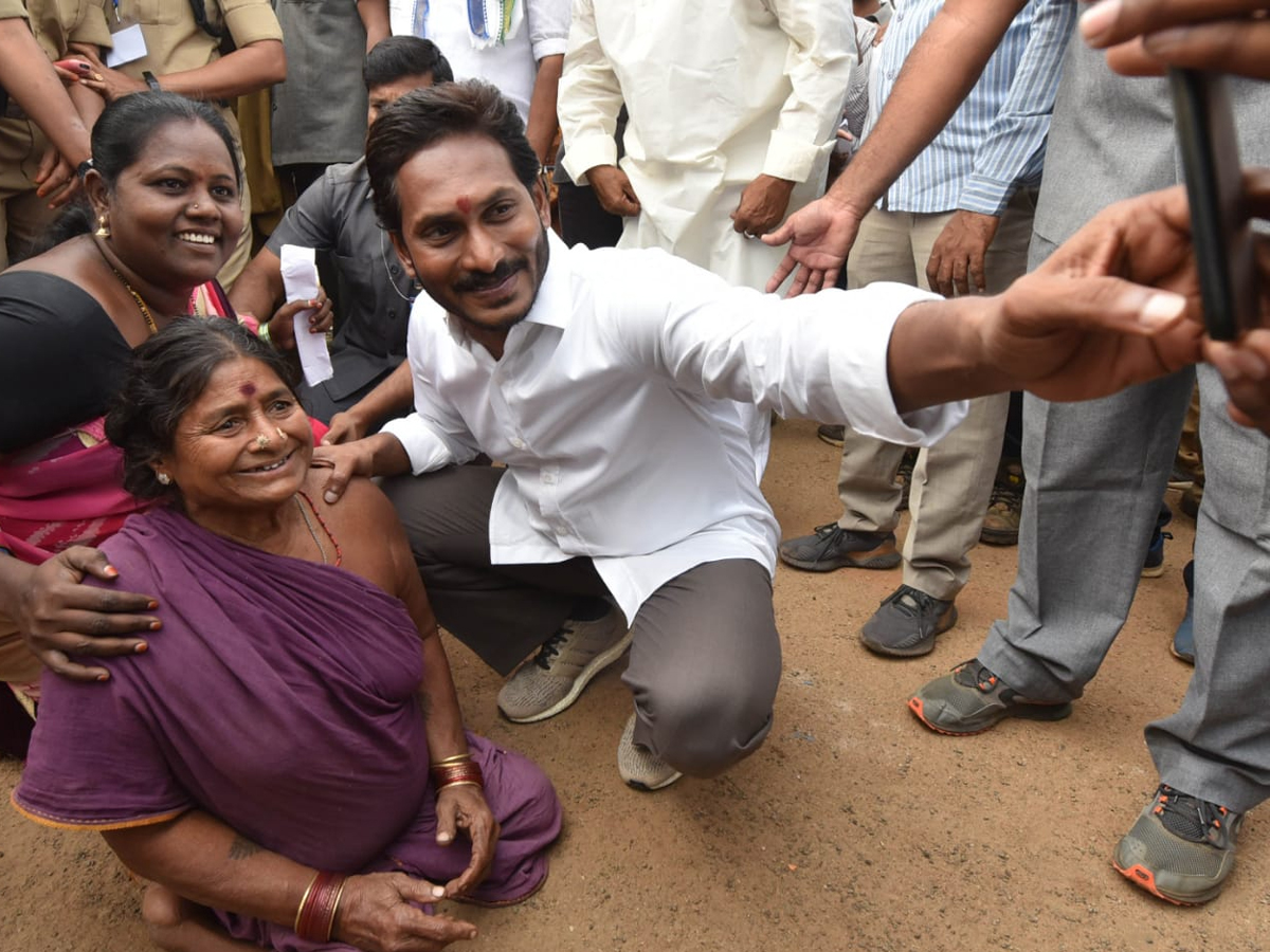 YS Jagan PrajaSankalpaYatra Day 315th Photo Gallery - Sakshi5