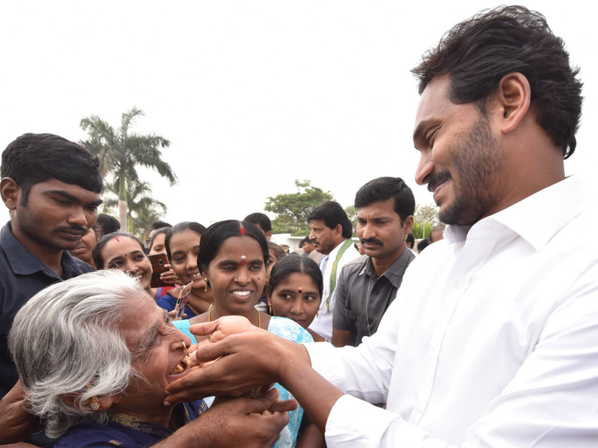 YS Jagan PrajaSankalpaYatra Day 315th Photo Gallery - Sakshi8