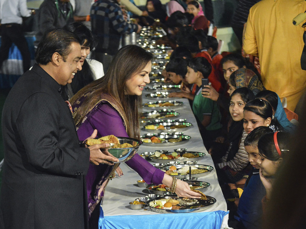 Mukesh Ambani with wife Nita Ambani Serve Food Photo Gallery - Sakshi4