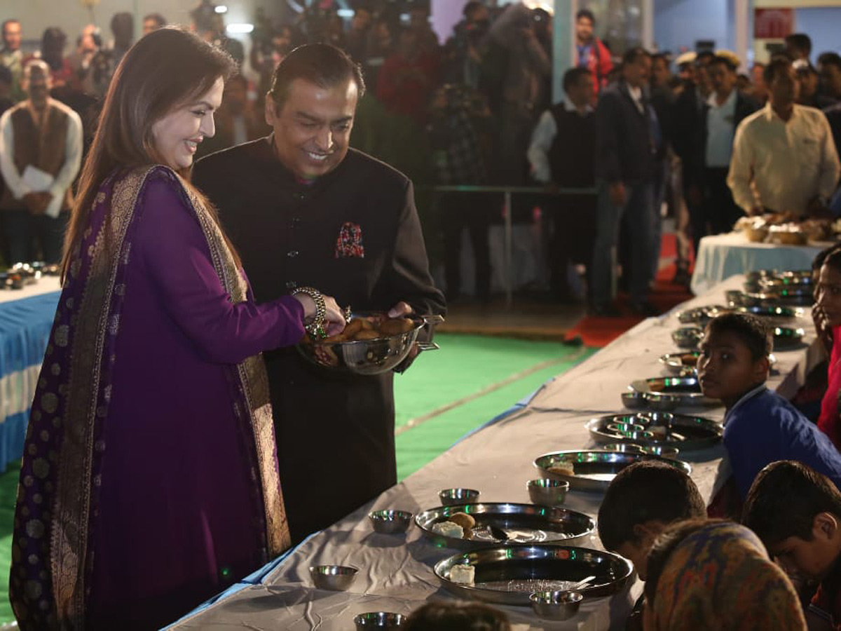 Mukesh Ambani with wife Nita Ambani Serve Food Photo Gallery - Sakshi6