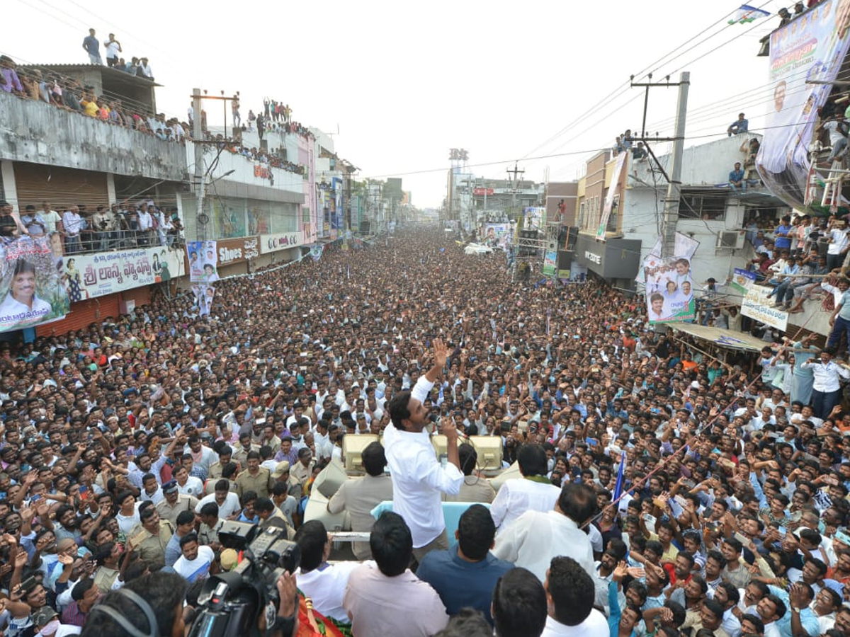 YS Jagan PrajaSankalpaYatra public meeting Srikakulam District photo gallery - Sakshi12