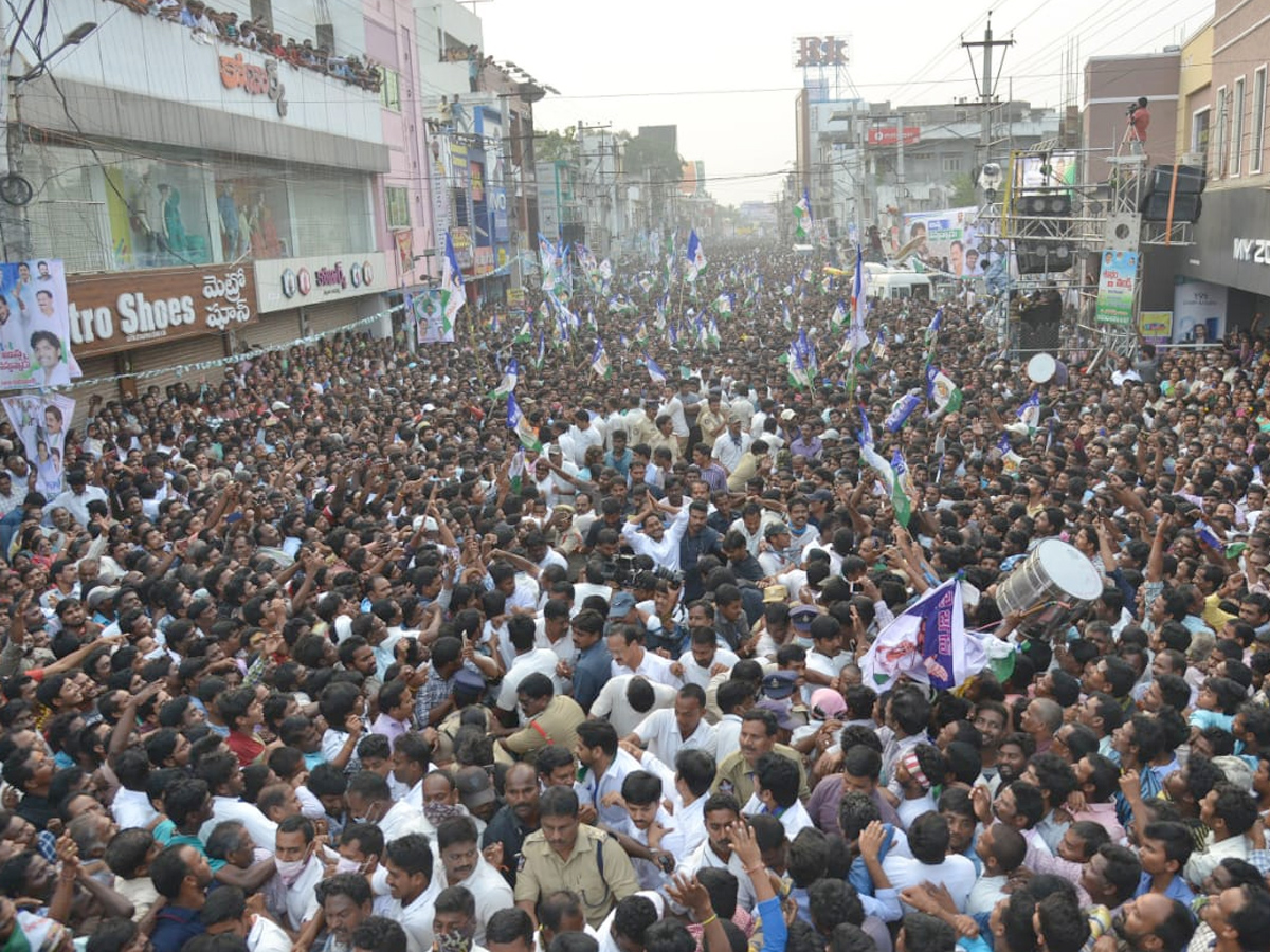 YS Jagan PrajaSankalpaYatra public meeting Srikakulam District photo gallery - Sakshi13