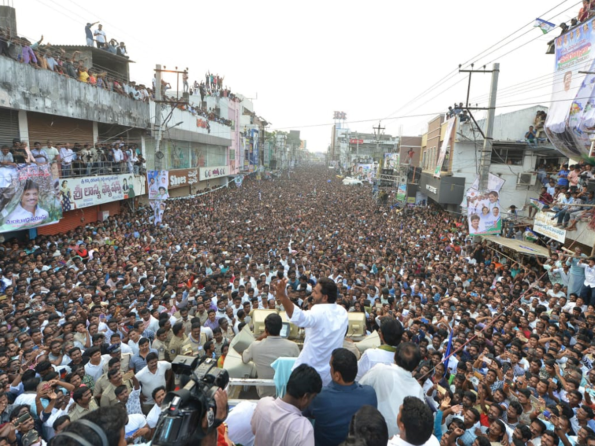 YS Jagan PrajaSankalpaYatra public meeting Srikakulam District photo gallery - Sakshi2