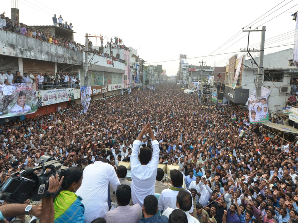 YS Jagan PrajaSankalpaYatra public meeting Srikakulam District photo gallery - Sakshi3