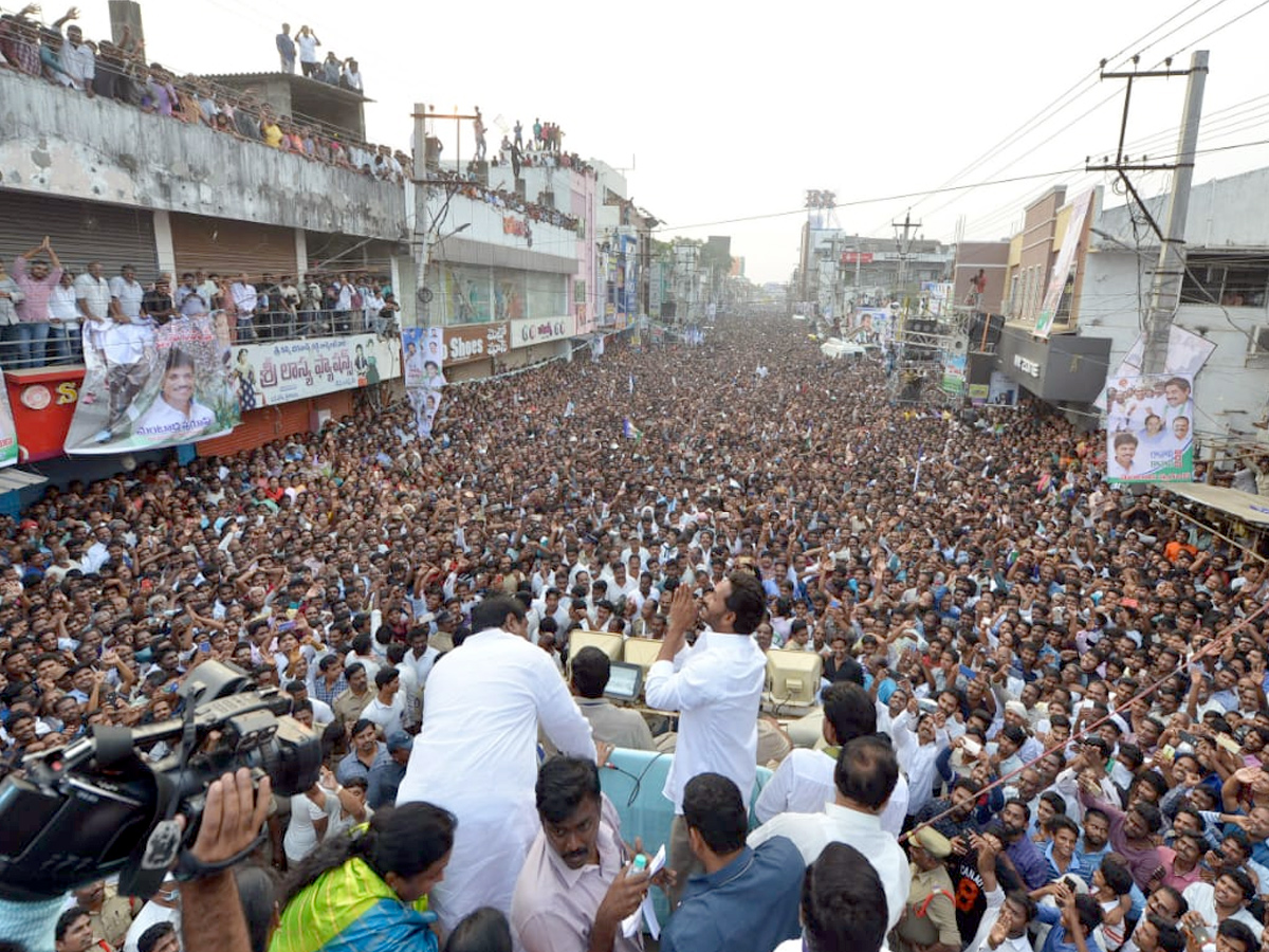 YS Jagan PrajaSankalpaYatra public meeting Srikakulam District photo gallery - Sakshi4