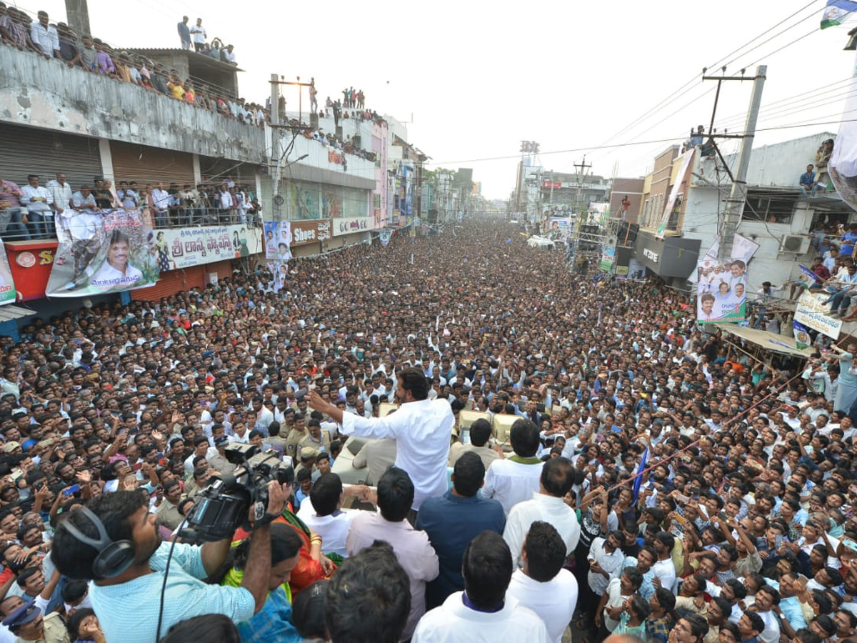 YS Jagan PrajaSankalpaYatra public meeting Srikakulam District photo gallery - Sakshi5