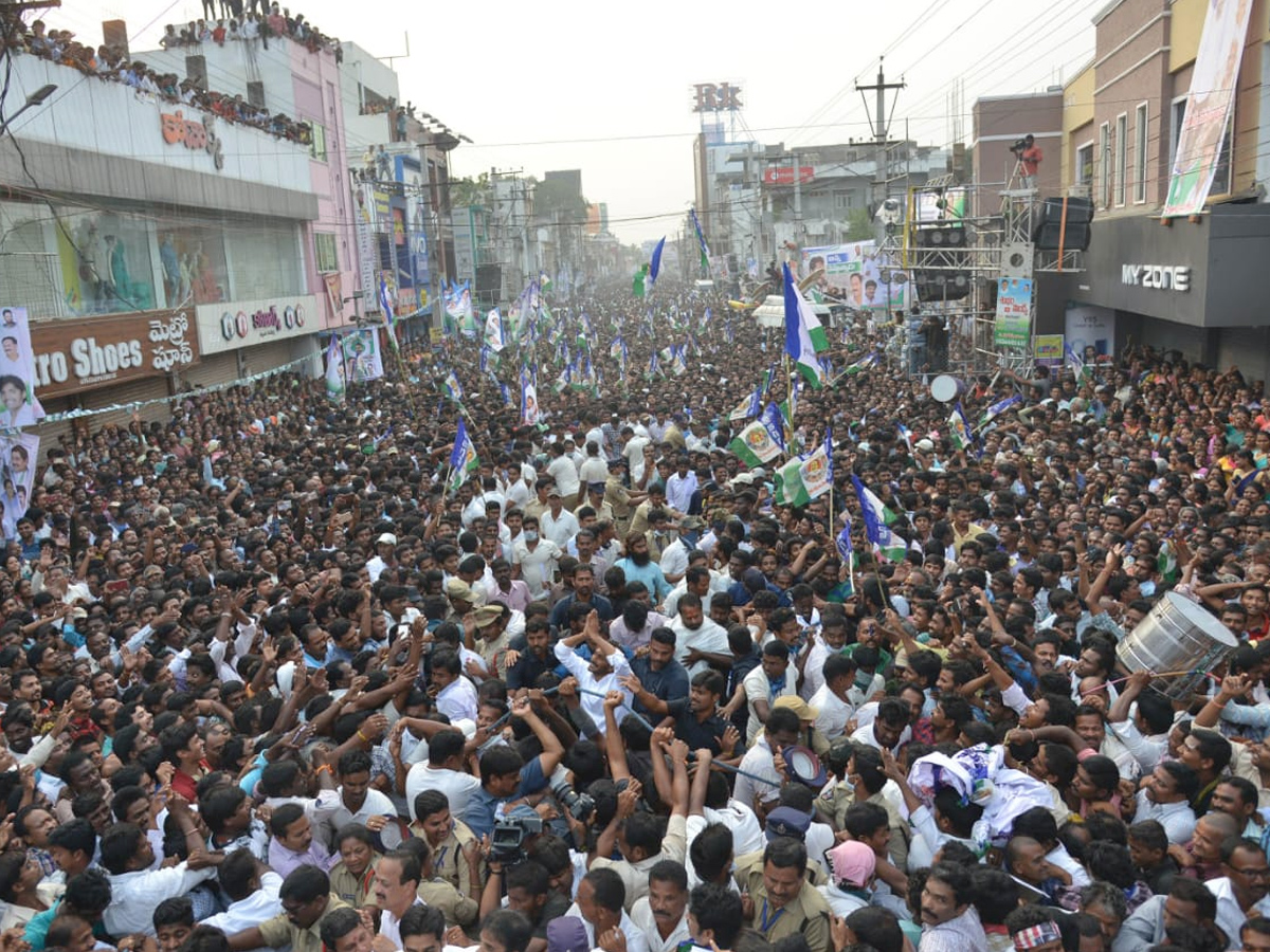 YS Jagan PrajaSankalpaYatra public meeting Srikakulam District photo gallery - Sakshi7